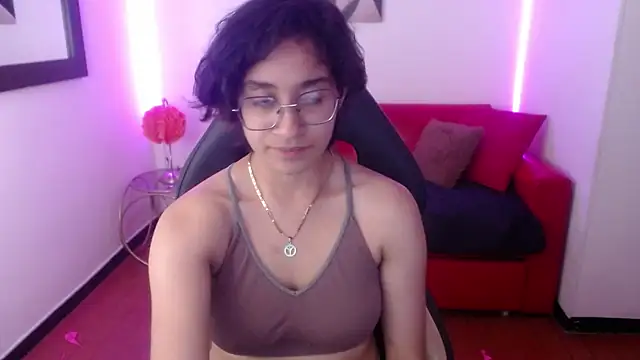 Lili Gomez  online show from February 2, 4:43 pm