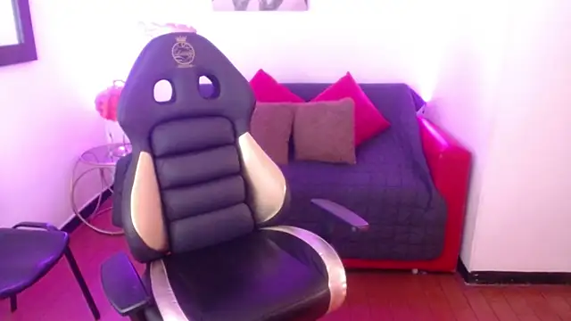 Lili Gomez  online show from February 4, 4:39 pm