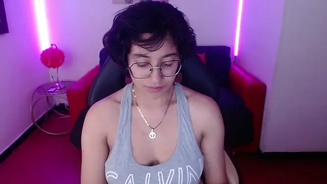 Lili Gomez  online show from February 5, 4:47 pm