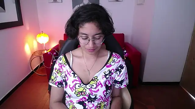 Lili Gomez  online show from February 15, 7:50 pm