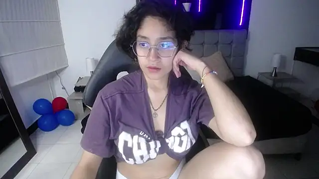 Lili Gomez  online show from March 6, 1:46 pm