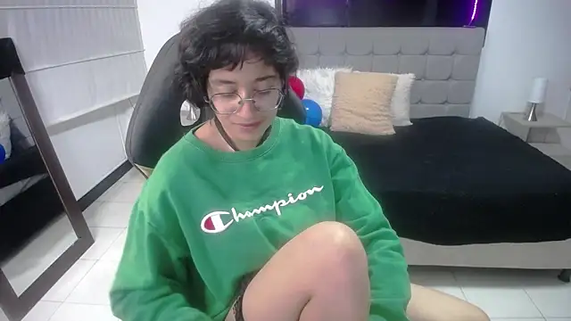 Lili Gomez  online show from March 7, 5:28 pm