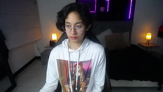 Lili Gomez  online show from March 14, 4:51 pm