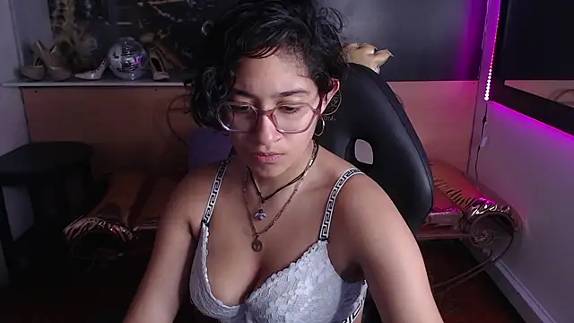 Lili Gomez  online show from October 3, 12:57 pm