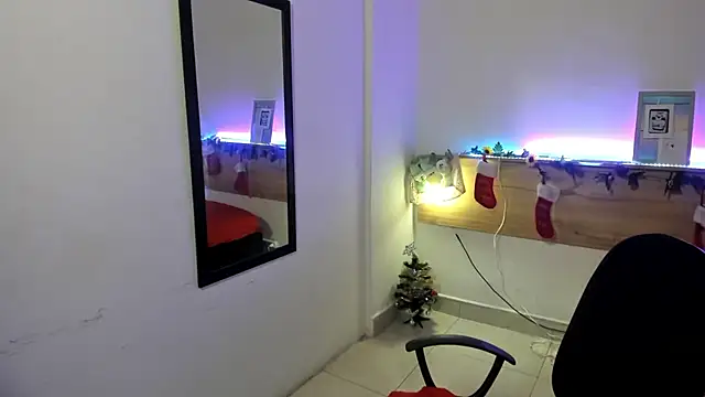 Snapshot of Emyli_rousse_ chatting on December 28, 6:18 pm Emyli rousse online show from December 28, 6:18 pm