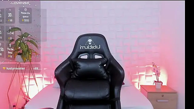 stephanya  online show from February 6, 11:15 pm