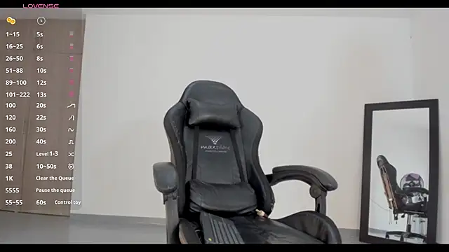 Snapshot of aggy_castel chatting on December 12, 5:04 pm aggy castel online show from December 12, 5:04 pm