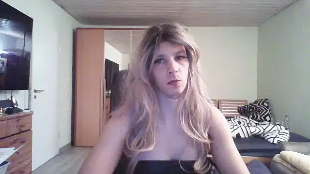 Snapshot of Kinky-Kristina chatting on October 3, 8:39 pm Kinky-Kristina online show from October 3, 8:39 pm