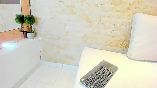 mia roldan  online show from February 15, 7:39 pm