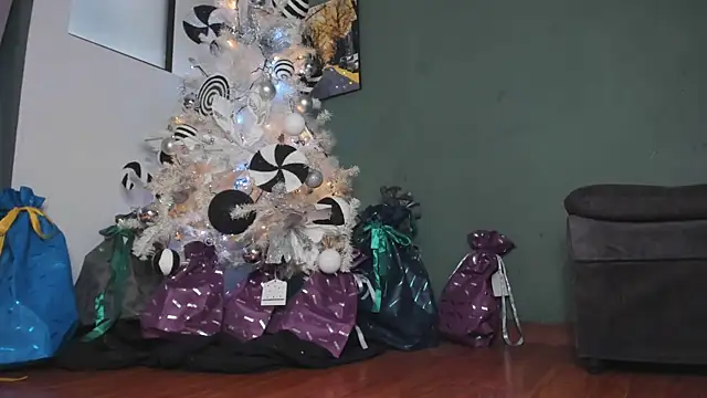 Snapshot of slutty_venus chatting on December 24, 1:28 pm slutty venus online show from December 24, 1:28 pm