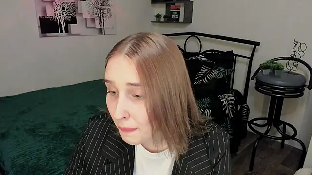 LinaTruly online show from March 5, 8:32 pm