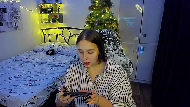 LinaTruly online show from December 4, 9:34 pm