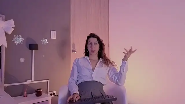 jolie lov online show from November 28, 1:25 pm