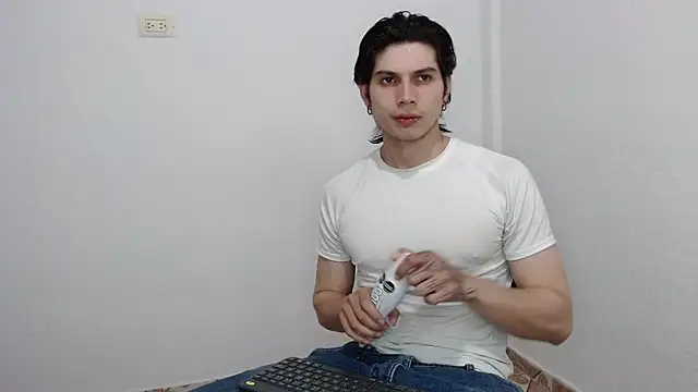 Snapshot of pervertsteens3 chatting on February 7, 12:25 am pervertsteens3 online show from February 7, 12:25 am