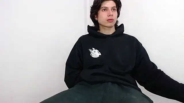 Snapshot of pervertsteens3 chatting on February 11, 9:09 pm pervertsteens3 online show from February 11, 9:09 pm