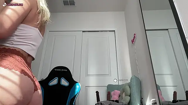 PaigePawg online show from April 15, 9:15 pm