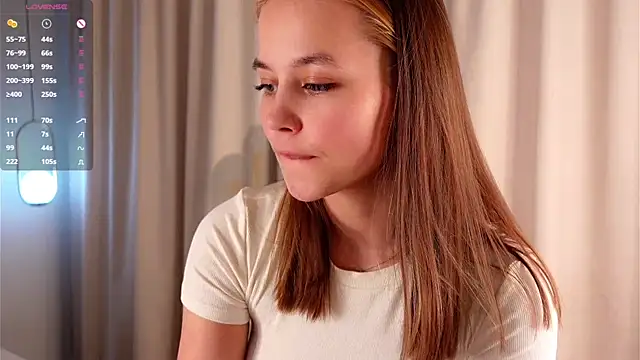 Snapshot of FalineDowlen chatting on December 15, 5:13 am FalineDowlen online show from December 15, 5:13 am