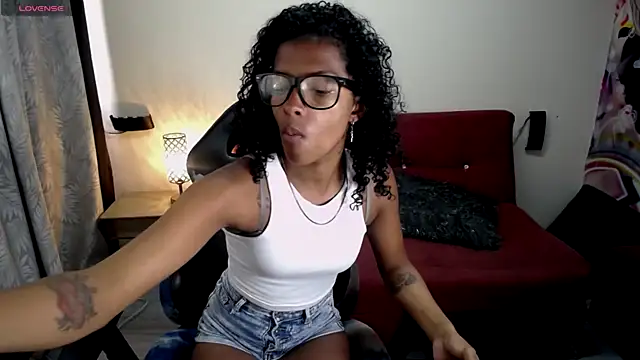 Snapshot of cloe_cooper_ chatting on September 19, 3:34 pm cloe cooper online show from September 19, 3:34 pm