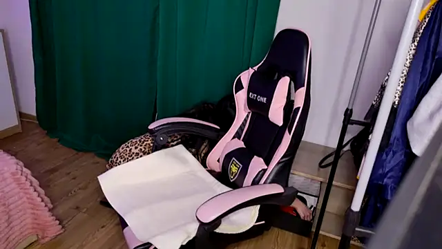 KattieSims online show from February 5, 5:09 am