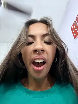 Jazmin-Cerezita online show from February 1, 1:30 pm