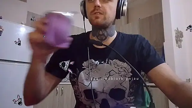 Snapshot of HappyZebra13 chatting on January 21, 8:54 pm HappyZebra13 online show from January 21, 8:54 pm