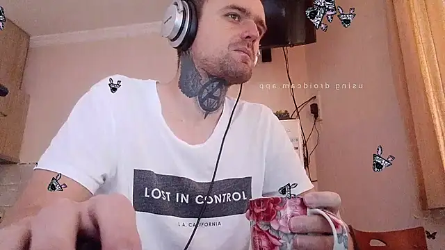 Snapshot of HappyZebra13 chatting on February 2, 1:19 pm HappyZebra13 online show from February 2, 1:19 pm