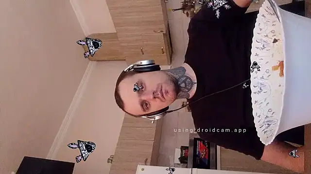 Snapshot of HappyZebra13 chatting on February 12, 9:52 am HappyZebra13 online show from February 12, 9:52 am