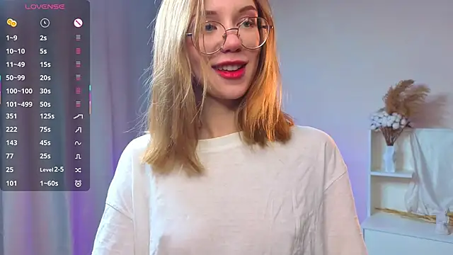 Snapshot of UdelaAllston chatting on October 27, 11:03 am UdelaAllston online show from October 27, 11:03 am