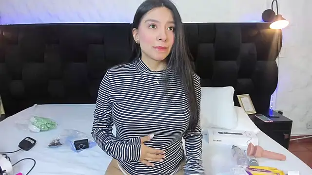 Snapshot of Camila__Gomez chatting on January 13, 12:32 pm Camila Gomez online show from January 13, 12:32 pm