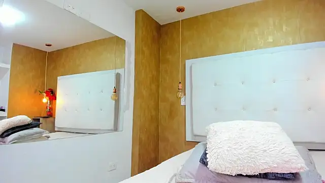 Milaspetite online show from February 25, 8:07 pm