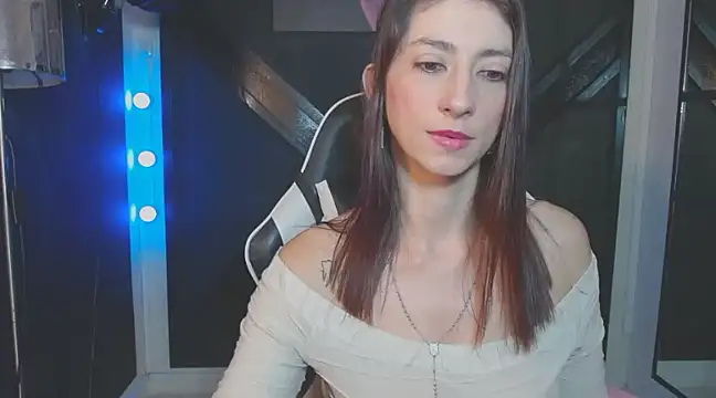 Snapshot of aitana_ag chatting on March 18, 3:31 pm aitana ag online show from March 18, 3:31 pm