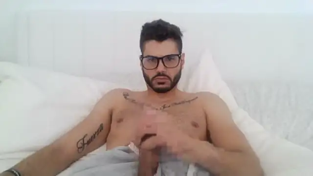 Snapshot of Strokeking4u chatting on December 19, 8:05 pm Strokeking4u online show from December 19, 8:05 pm