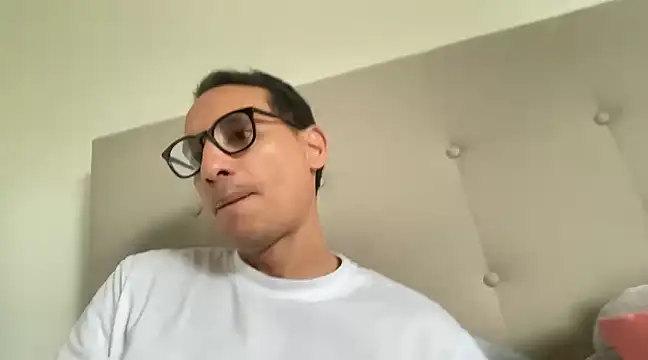 Snapshot of alex_ruiz85 chatting on February 14, 7:12 pm alex ruiz85 online show from February 14, 7:12 pm