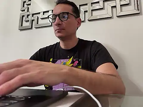 alex ruiz85 online show from June 18, 6:45 pm