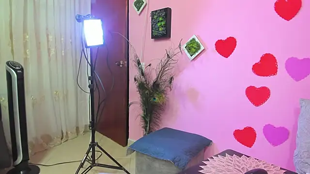 Snapshot of miss--flora chatting on February 23, 6:17 am miss--flora online show from February 23, 6:17 am