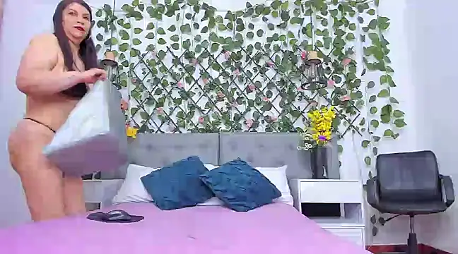 Snapshot of hotmature1 chatting on March 12, 11:20 am hotmature1 online show from March 12, 11:20 am