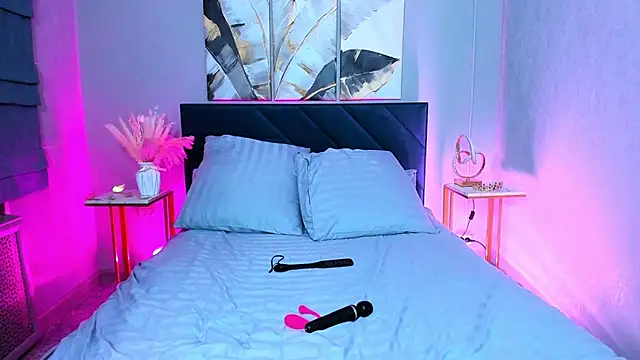 Curvy Dynamite  online show from March 1, 1:11 am