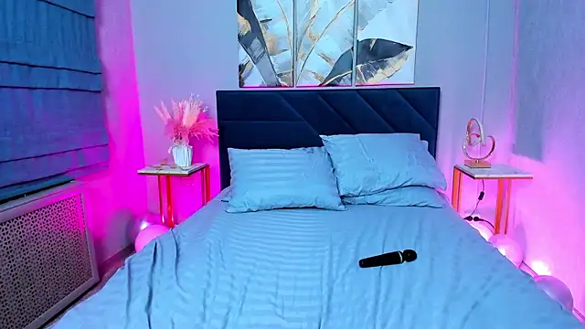 Curvy Dynamite  online show from March 18, 4:15 am