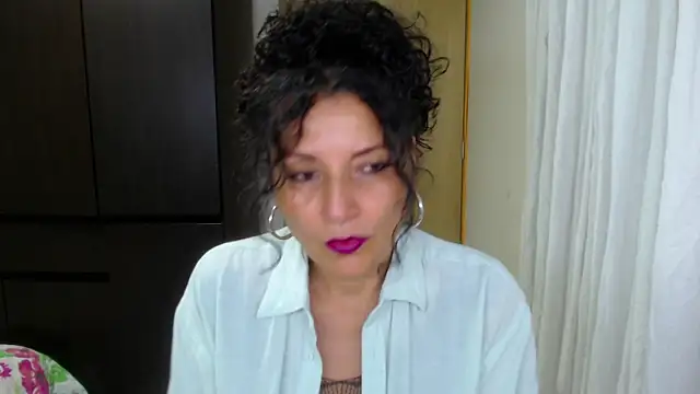 Snapshot of arianna_ros3 chatting on May 6, 1:47 am arianna ros3 online show from May 6, 1:47 am