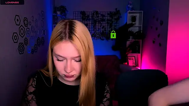 Snapshot of playful_sophie chatting on June 7, 7:28 pm playful sophie online show from June 7, 7:28 pm