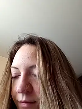 Snapshot of KattyLuuu chatting on February 5, 10:42 am KattyLuuu online show from February 5, 10:42 am