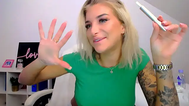 Lia Benini online show from February 27, 1:07 pm