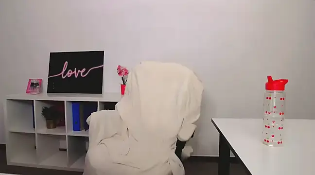 Lia Benini online show from March 5, 10:32 pm