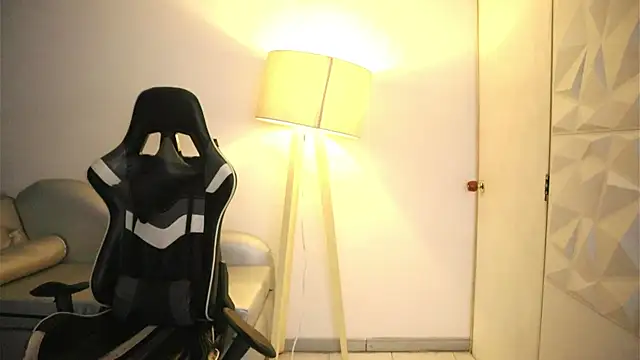 Daisha Riley online show from November 20, 3:45 pm