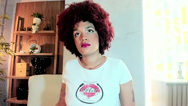Snapshot of loladupont chatting on June 24, 3:05 am loladupont online show from June 24, 3:05 am