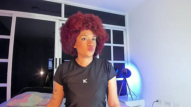Snapshot of loladupont chatting on July 4, 3:02 am loladupont online show from July 4, 3:02 am
