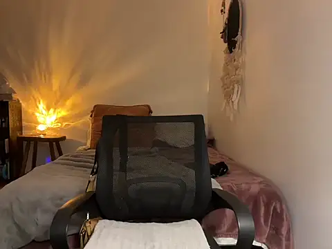 leahsparkles online show from September 30, 1:43 am