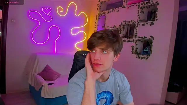 RobertAndLinela online show from December 29, 10:25 pm