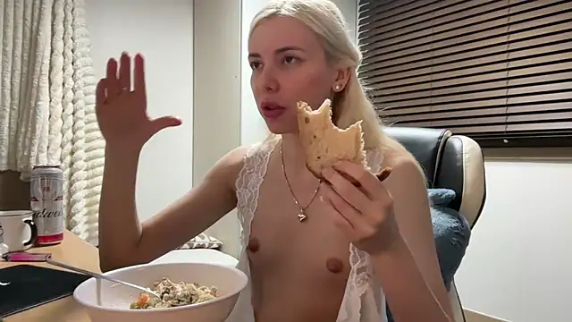 Snapshot of yunasuka chatting on January 1, 3:24 pm yunasuka online show from January 1, 3:24 pm