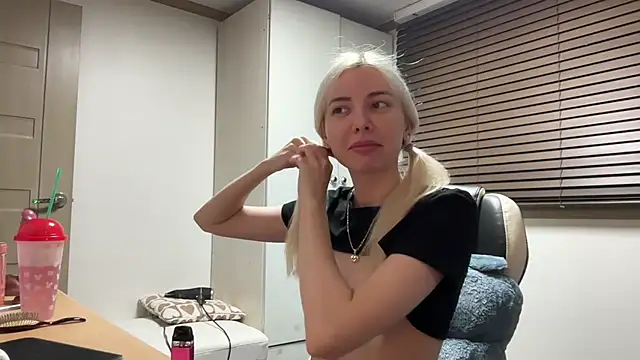 Snapshot of yunasuka chatting on January 6, 9:19 am yunasuka online show from January 6, 9:19 am